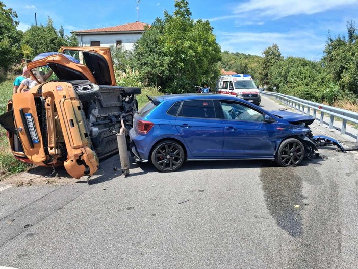 Scontro tra due auto sulla Sp42, una si ribalta su un fianco: donna viene estratta dall'abitacolo