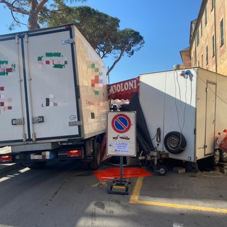 Albenga, calcola male le distanze e con il camion centra un banco di bomboloni