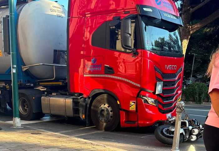 Savona, incidente in corso Mazzini: moto urtata da un mezzo pesante (FOTO) Savona, incidente in corso Mazzini: moto urtata da un mezzo pesante (FOTO)