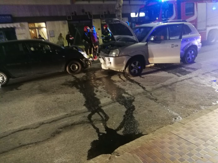 Frontale  tra due macchine in corso Mazzini ad Albisola, grave una persona (FOTO)