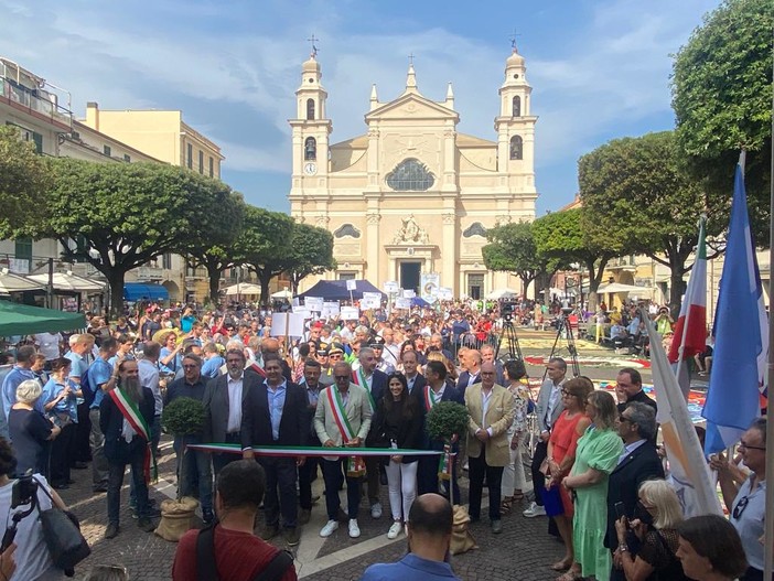 A Pietra Ligure è tempo di rifiorire: 45 gruppi e 8 paesi da tutto il mondo per l'edizione 2022 dell'Infiorata Artistica (FOTO e VIDEO) A Pietra Ligure è tempo di rifiorire: 45 gruppi e 8 paesi da tutto il mondo per l'edizione 2022 dell'Infiorata Artistica (FOTO e VIDEO)