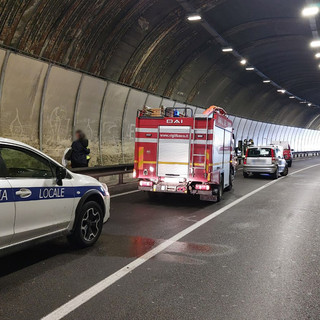 Finale, carambola nella galleria della Caprazoppa: nessun ferito, disagi al traffico Finale, carambola nella galleria della Caprazoppa: nessun ferito, disagi al traffico
