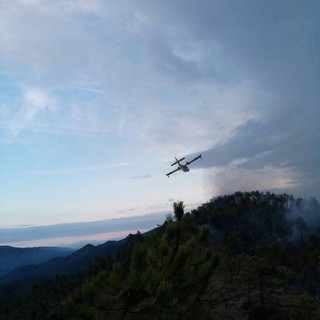 Incendio boschivo tra Sassello e Pareto: situazione sotto controllo, ma l'attenzione resta alta (FOTO e VIDEO)