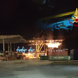 Savona, incendio al terminal Auto al porto, vanno a fuoco 17 mezzi (FOTO e VIDEO)