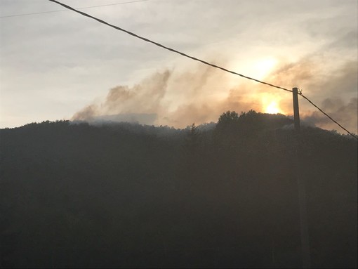 Incendio boschivo tra Giusvalla e Pontinvrea, operazioni di spegnimento rese difficili dal fortissimo vento Incendio boschivo tra Giusvalla e Pontinvrea, operazioni di spegnimento rese difficili dal fortissimo vento