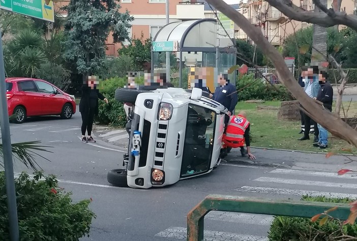 Pietra, incidente all'interno del Santa Corona: fuoristrada ribaltato (FOTO) Pietra, incidente all'interno del Santa Corona: fuoristrada ribaltato (FOTO)