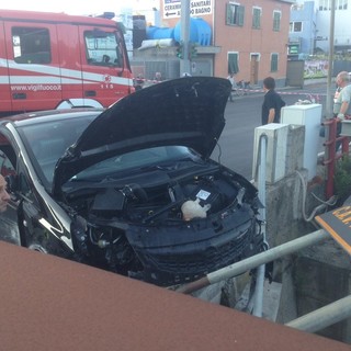 Incidente a Vado Ligure all'incrocio tra via Piave e via Verdi: muore anziana, salvi i bambini a bordo