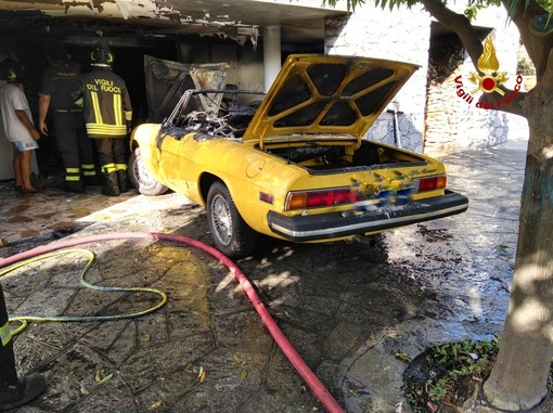 Borgio, prende fuoco un'auto d'epoca in via Villaggio del Sole: intervento dei vigili del fuoco