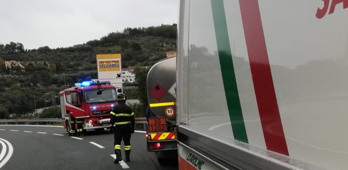 Guasto al camion: autotrasportatore contro il guard rail all'uscita autostradale di Pietra Ligure