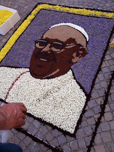 Infiorata del Corpus Domini, il centro storico di Sassello prende vita grazie ai disegni floreali (FOTO)
