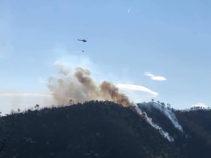 Incendio a Cogoleto, l'assessore regionale Mai: "Speriamo di riuscire a fermare questa brutta bestia" (FOTO e VIDEO)
