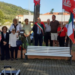 Quiliano, inaugurata una panchina bianca a ricordo delle vittime sul lavoro Quiliano, inaugurata una panchina bianca a ricordo delle vittime sul lavoro