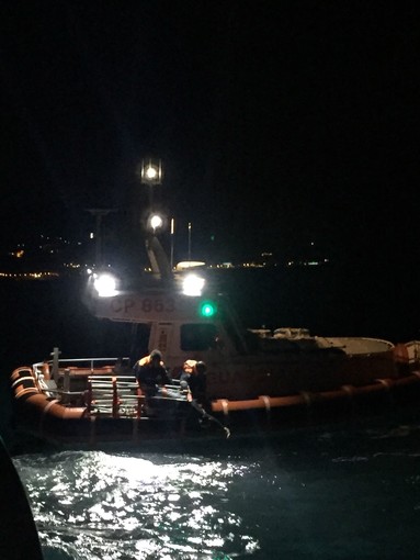 Finale, tentato suicidio di una donna in mare, messa in salvo dalla guardia costiera e i vigili del fuoco Finale, tentato suicidio di una donna in mare, messa in salvo dalla guardia costiera e i vigili del fuoco