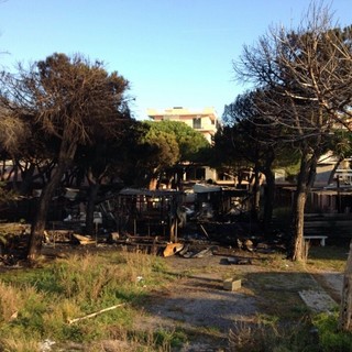 Paura nella notte ad Andora: a fuoco l'ex camping Ariston sulla via Aurelia