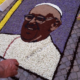 Infiorata del Corpus Domini, il centro storico di Sassello prende vita grazie ai disegni floreali (FOTO)