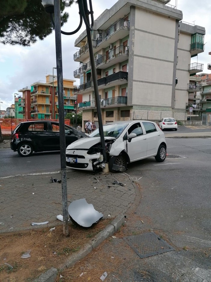 Borghetto, auto si schianta contro un palo in via Raffaello (FOTO)