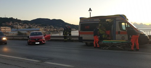 Finale, mezzo della nettezza urbana scontra auto sulla via Aurelia: due codici gialli al Santa Corona (FOTO)