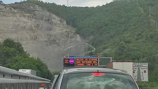Furgone in fiamme nella galleria Fornaci sulla A10: traffico in tilt in entrambe le direzioni tra Finale e Vado Furgone in fiamme nella galleria Fornaci sulla A10: traffico in tilt in entrambe le direzioni tra Finale e Vado