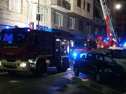 Savona, fiamme in un appartamento di via Venezia: tre intossicati, evacuata una porzione di palazzina Savona, fiamme in un appartamento di via Venezia: tre intossicati, evacuata una porzione di palazzina