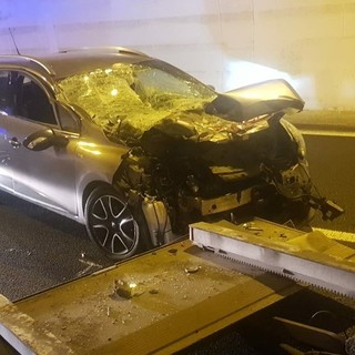 Auto tampona un mezzo pesante in autostrada, vigili del fuoco estraggono i feriti dalle lamiere (FOTO)