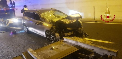 Auto tampona un mezzo pesante in autostrada, vigili del fuoco estraggono i feriti dalle lamiere (FOTO) Auto tampona un mezzo pesante in autostrada, vigili del fuoco estraggono i feriti dalle lamiere (FOTO)