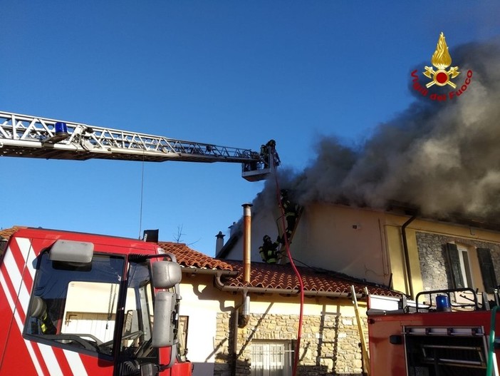 Domato l'incendio dell'abitazione di Andora, ma la casa è attualmente inagibile Domato l'incendio dell'abitazione di Andora, ma la casa è attualmente inagibile