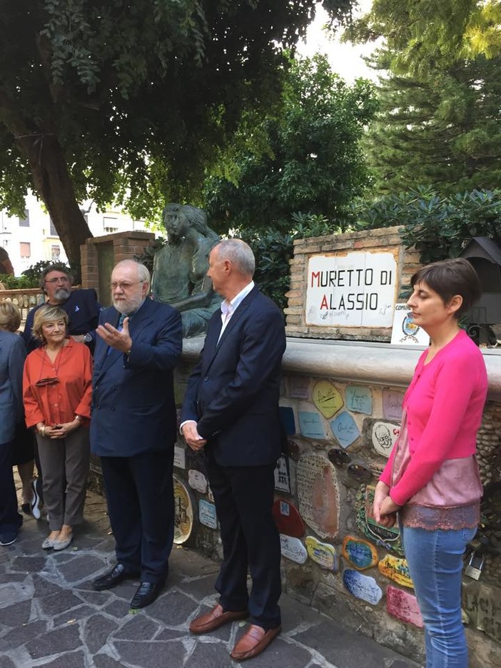 La piastrella di Ispra sul Muretto di Alassio, nel ricordo di Mario Berrino