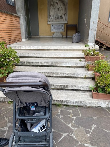 Mamme in difficoltà per accedere al centro vaccinale per l'infanzia di Loano, Casto (Gruppo Misto): "Come possono entrare un passeggino o una carrozzina?"
