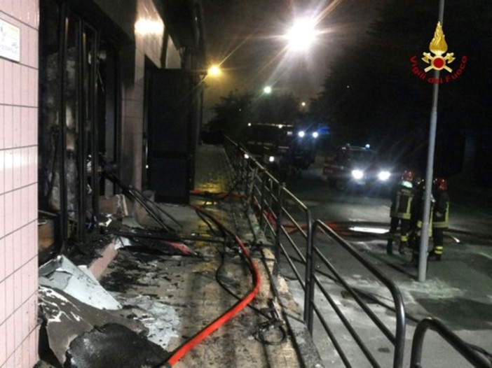 Il night incendiato all'ex moglie da Massari, ad Altare, nel 2015 Il night incendiato all'ex moglie da Massari, ad Altare, nel 2015