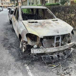 Albisola, incendio in via Sisto IV: 4 auto bruciate (FOTO e VIDEO)