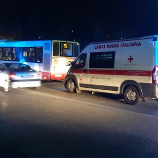 Savona, cade alla fermata dell’autobus: 85enne trasportata al San Paolo