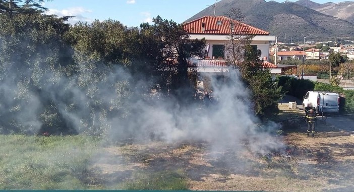 Ceriale, piccolo incendio in un giardino: vigili del fuoco mobilitati (FOTO)