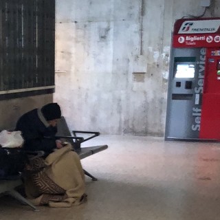Anziano senza tetto dorme al freddo in stazione ad Albenga, Ciangherotti e Perrone: "Chiediamo aiuto al Prefetto"