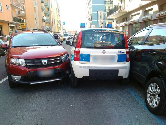 Loano, auto contro vettura della polizia locale: nessun ferito, ma circolazione in tilt