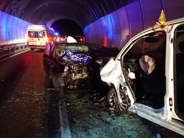 Scontro frontale nella galleria della Caprazoppa: 6 i feriti, 3 di loro estratti dalle lamiere dai vigili del fuoco Scontro frontale nella galleria della Caprazoppa: 6 i feriti, 3 di loro estratti dalle lamiere dai vigili del fuoco