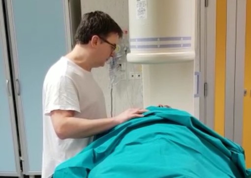 Nella foto: il dott. Bacino durante la fase di induzione ipnotica prima dell’intervento