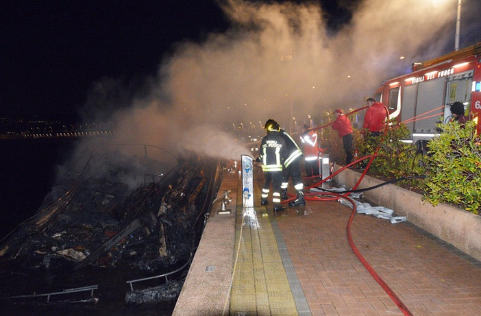 Yacht a fuoco nella Marina di Loano, disposta l'autopsia sulle vittime: domani la tirata in secco dell'imbarcazione Yacht a fuoco nella Marina di Loano, disposta l'autopsia sulle vittime: domani la tirata in secco dell'imbarcazione