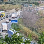 Scontro tra tre camion e due auto: A10 in tilt tra Savona e Varazze