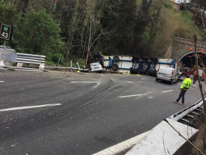 Incidente sulla A10, ATA PC Savona: "Stop al rischio di camion in autostrada"