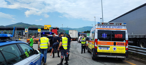 Tragico schianto all'ingresso dell'autostrada a di Savona: perde la vita un centauro 35enne