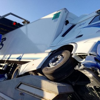 Incidente al casello autostradale di Savona: coinvolto un autoarticolato (FOTO)