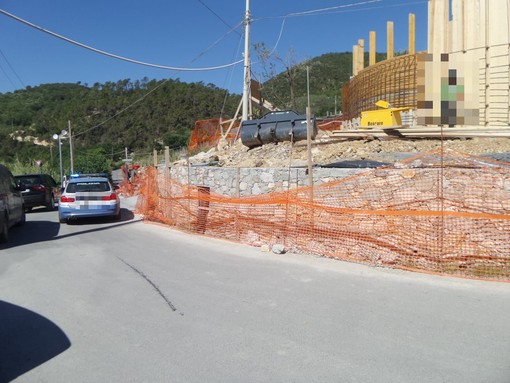 Operaio in un tombino travolto da un'auto, l'incidente a Pietra Ligure: codice rosso al Santa Corona