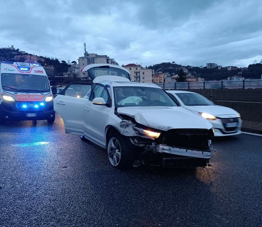 Auto perde il controllo e va a sbattere in A10 a Savona: intervento dei soccorsi