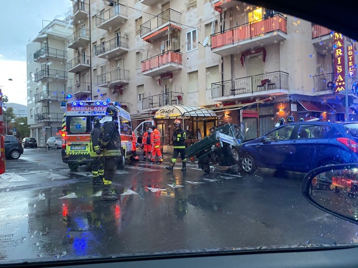 Albenga, scontro auto-motocarro in via Pisa: codice rosso al Santa Corona