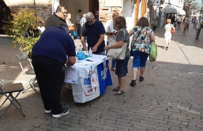 Petizione "no green pass": a Cairo il banchetto di Italexit (FOTO)