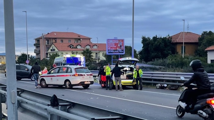 Albenga, scontro tra moto e motocarro sulla via Aurelia: un ferito in codice giallo