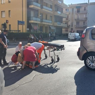 Finale, scontro bici-auto sul ponte Bailey: 80enne in codice giallo al Santa Corona
