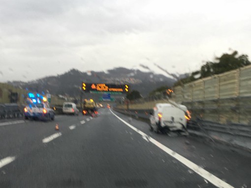 Incidente sull'autostrada A10 all'altezza di Albisola. Un ferito in codice giallo al San Paolo Incidente sull'autostrada A10 all'altezza di Albisola. Un ferito in codice giallo al San Paolo