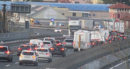 Savona, incidente all’ingresso dell’autostrada: un’auto con quattro persone a bordo si è ribaltata Savona, incidente all’ingresso dell’autostrada: un’auto con quattro persone a bordo si è ribaltata