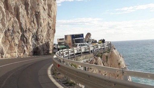 Scontro tra furgone e auto sulla via Aurelia a Capo Noli: disagi al traffico